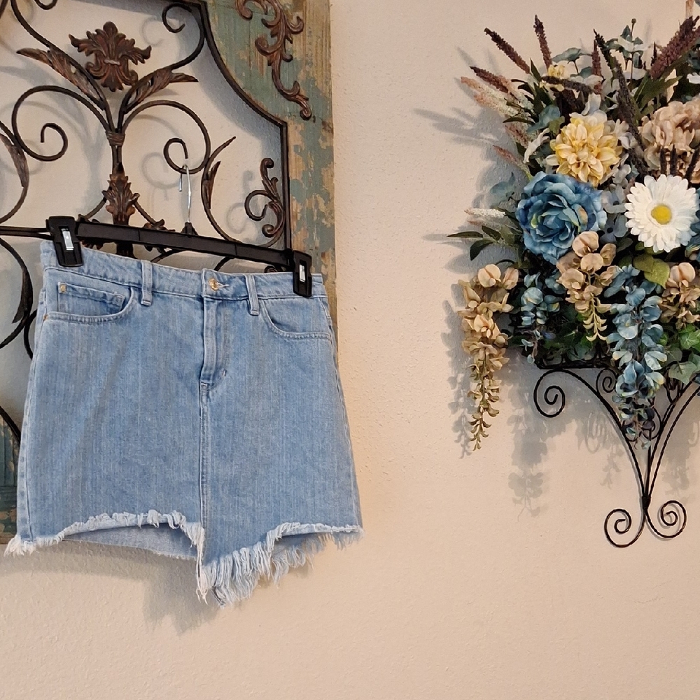🔥🔥CLEARANCE🔥🔥 Guess Light Blue Frayed Denim Jean Mini Skirt. Size 4
